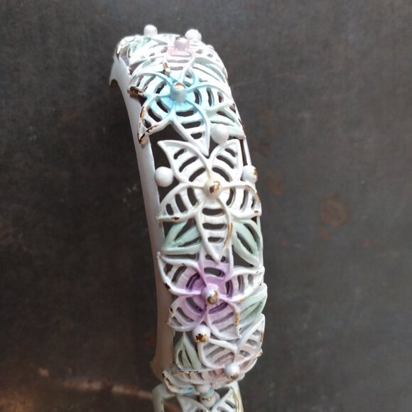 Vintage Bangle Bracelet Hinged Floral Openwork Painted White Pastel Gold Tone - Picture 3 of 13